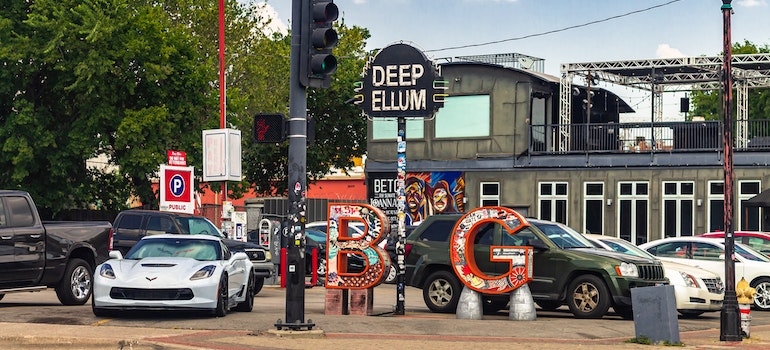 Los coches en un Estacionamiento en Deep Ellum en Dallas, Texas.