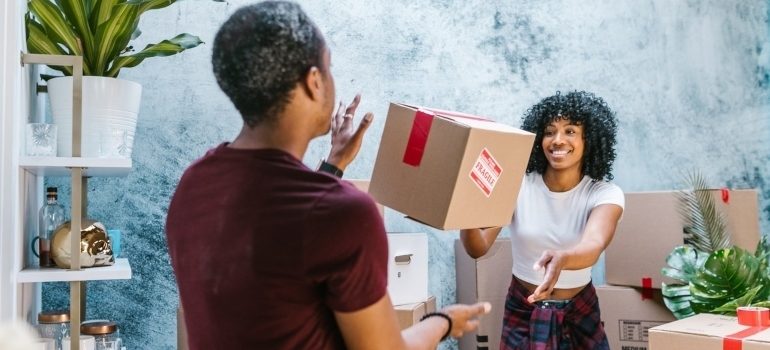 el hombre y la mujer tirar una caja 