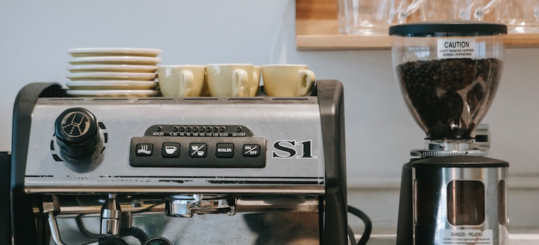 Máquina de café representan el embalaje de los aparatos de cocina para una mudanza a DC