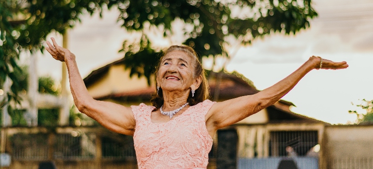 Mujer de edad avanzada que buscan Houston para disfrutar como un senior 