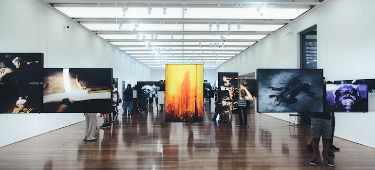 la gente en la galería antes de pasar a Richmond desde una gran ciudad