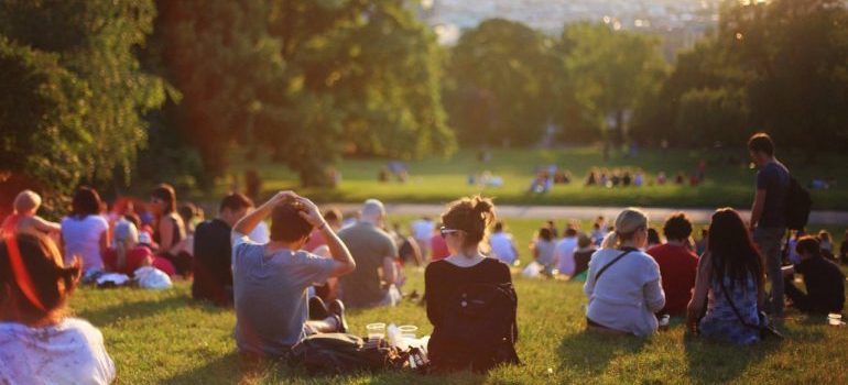 La gente disfrutando de la música al aire libre después de mudarse a Naples FL