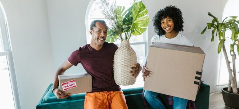 La mujer y el hombre la celebración de cajas para trasladarse desde San Antonio a Jackson