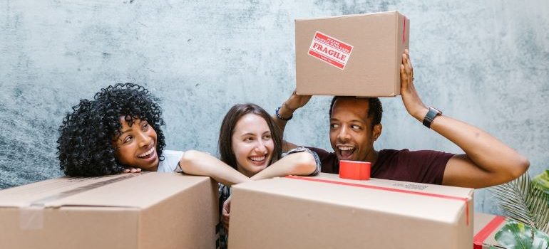 amigos con cajas de saber qué esperar de servicio completo de Houston empresas de mudanzas