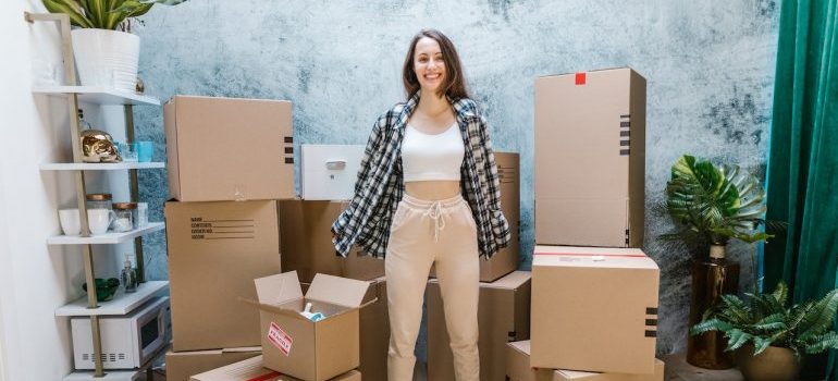 Chica con cajas conoce algunos consejos en Miami disfrutando de su reubicación