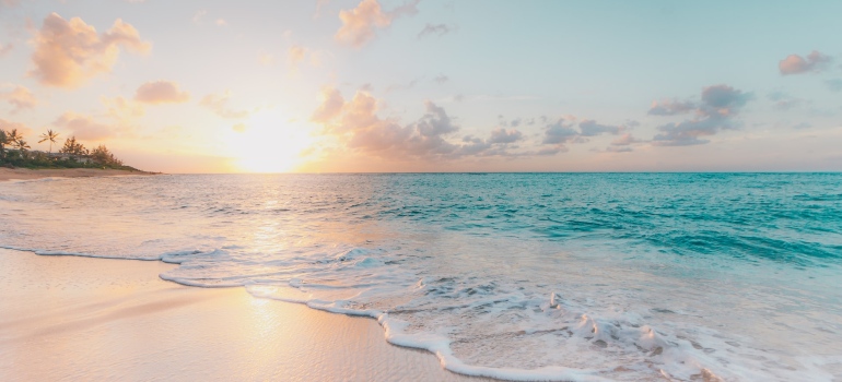una hermosa playa durante y una puesta de sol
