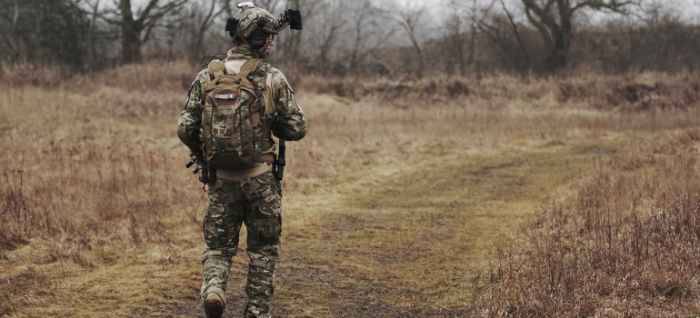 militar hombre caminando