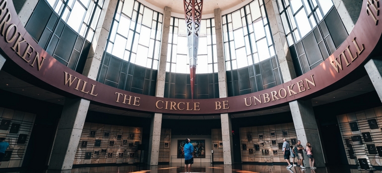 Una persona en el Country Music Hall of fame and museum