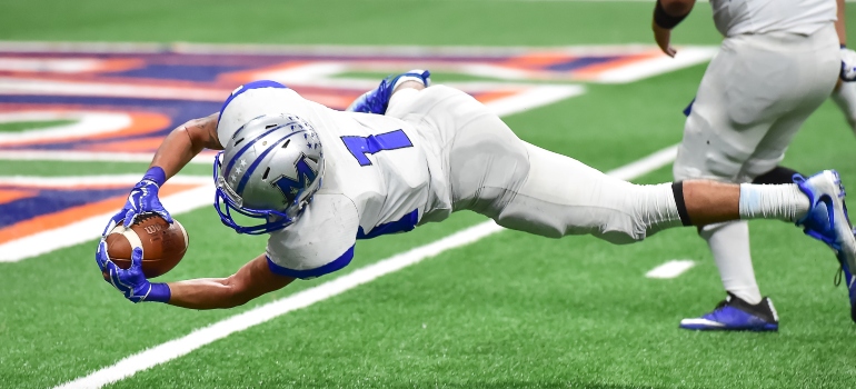 football player catching a ball 