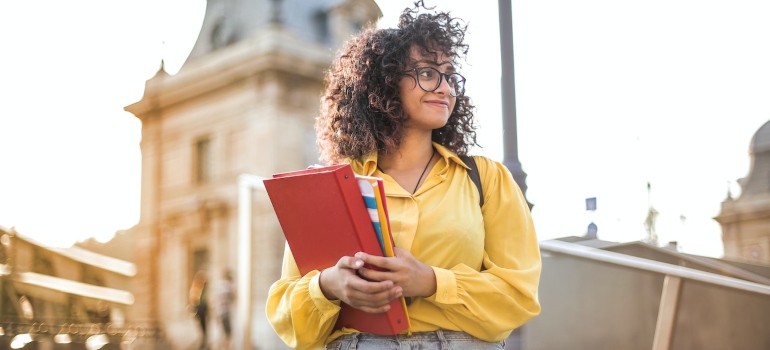 Estudiante llevar libros 