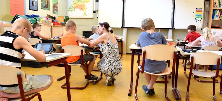 Los niños sentados en el salón de clases