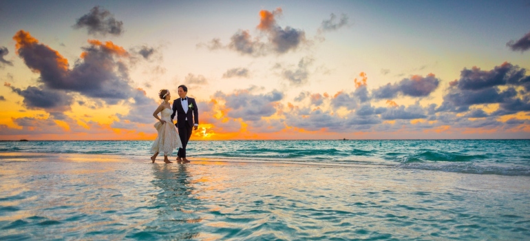 una pareja de luna de miel en Miami 