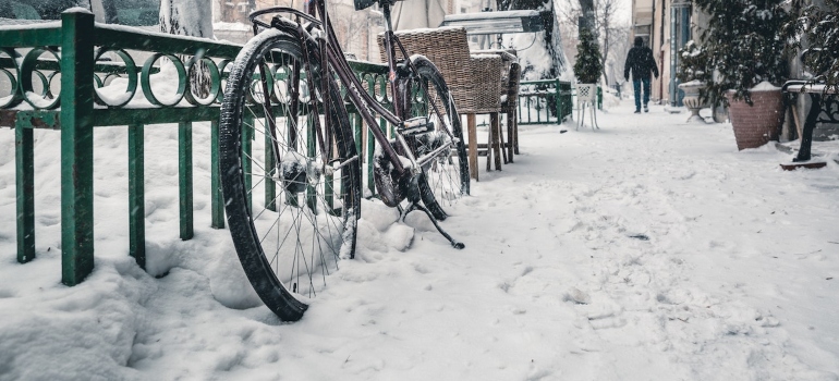 Una bicicleta en la nieve