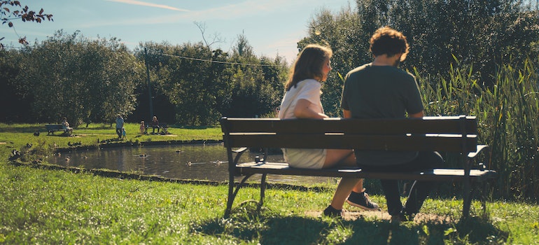 Pareja sentada en un banco en un parque