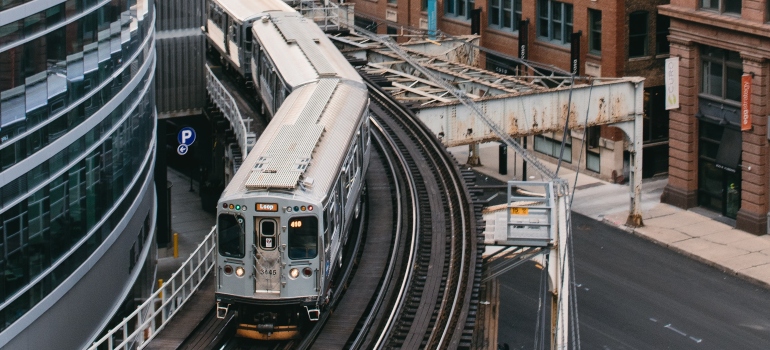 un tren en movimiento del TX a IL