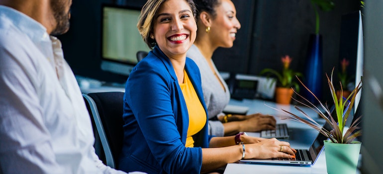 las mujeres en la oficina