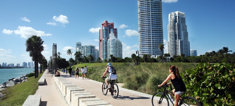 La gente en Bicicleta Cerca de Cuerpo de Agua, después de pasar de Dallas a Miami.