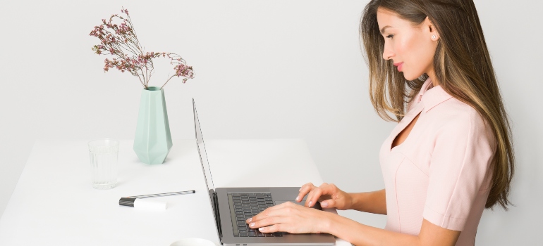 una mujer que usa su computadora portátil 