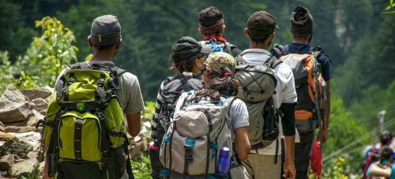 La gente de excursión en un bosque