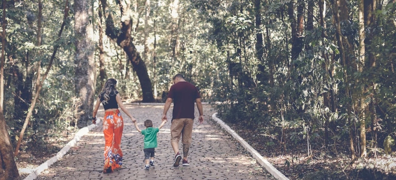 una familia caminando en un parque a pensar acerca de las Cosas que Hacer en Bastrop, TX, después de mudarse