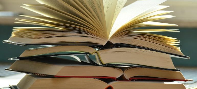 Pila de libros son algunos de los puntos que deben tomar cuando se muda fuera del estado