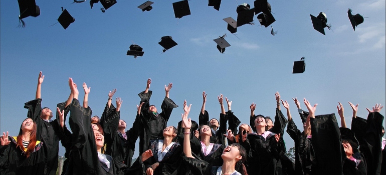 los estudiantes tirando el sombrero en un día claro