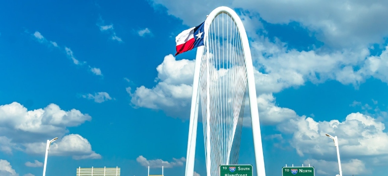 Bandera de los estados unidos en la parte Superior de un Edificio Blanco