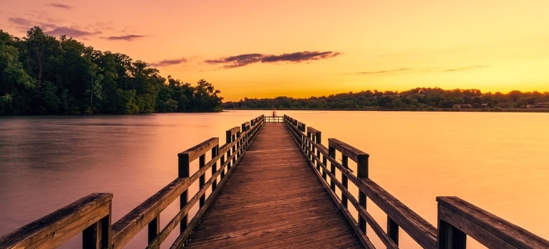 muelle embarcadero en el lago al atardecer