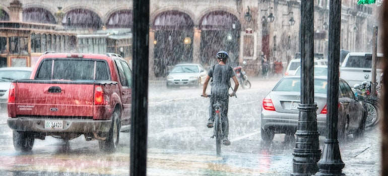 Las fuertes lluvias es una de las razones por las que la gente deja de Houston