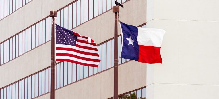 Una bandera de los estados UNIDOS y de Texas