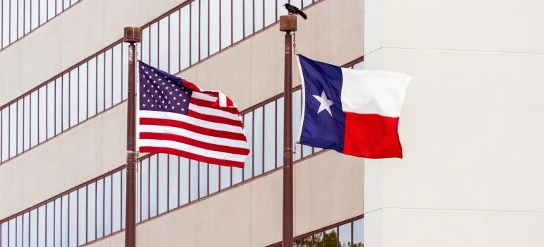 Una bandera de los estados UNIDOS y de Texas