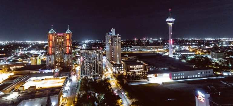 la ciudad en la noche 