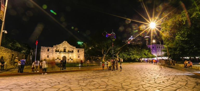 La exposición a largo en una agradable noche de verano en San Antonio, uno de los mejores lugares para vivir en Texas para jóvenes adultos