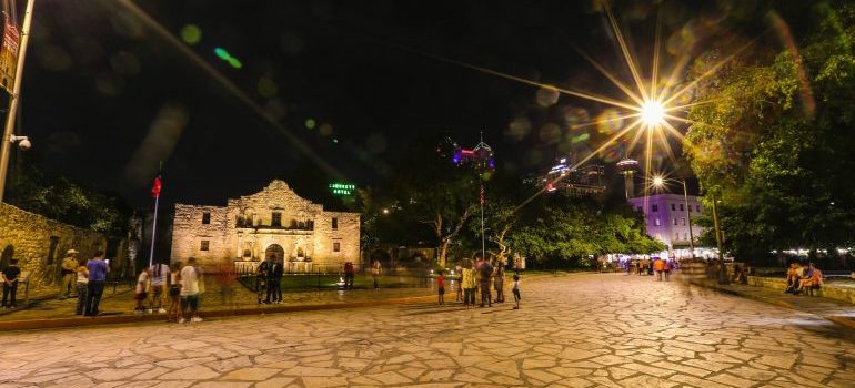 la gente en Alamo pensar acerca de las razones por las que las familias se mudan a San Antonio 