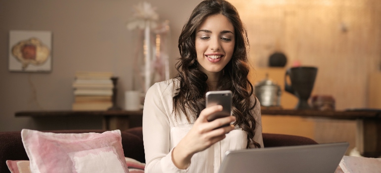 una niña de la celebración de su teléfono 