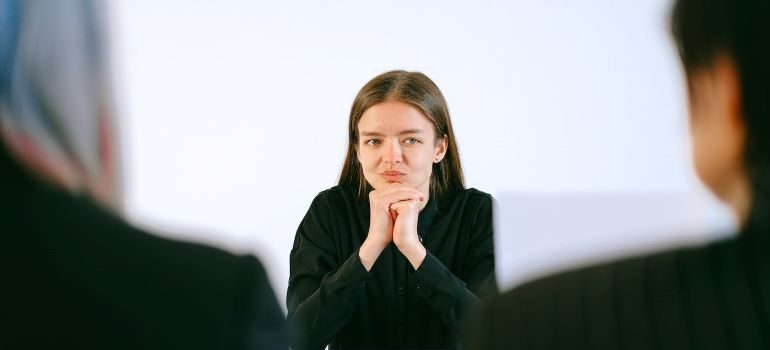 una mujer y otras dos personas hablando acerca de cómo la interestatal movimiento afecta a la salud mental