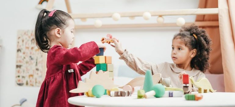 los niños pequeños jugando en una habitación