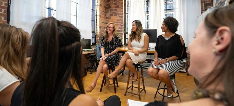 varias de las mujeres en el evento social