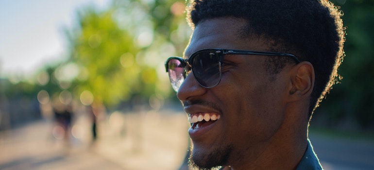 hombre con gafas sonriendo 