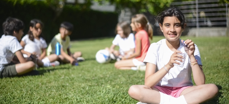 los niños sentados en la hierba