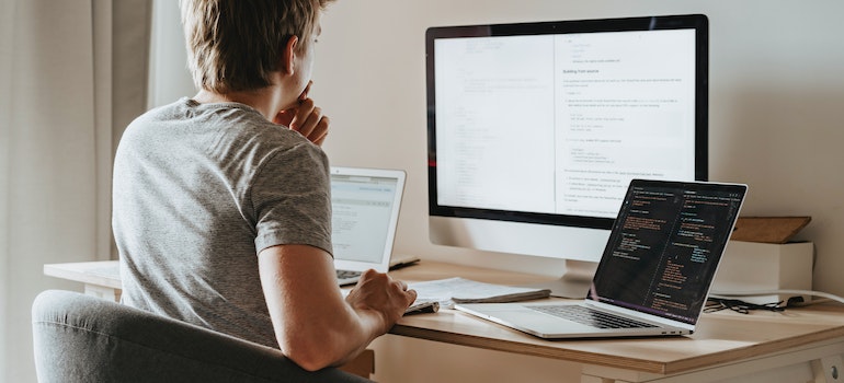 person using a computer to search for facts you should know before moving to Schulenburg