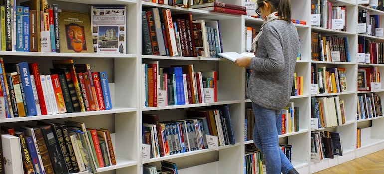 las mujeres en una biblioteca leyendo un libro