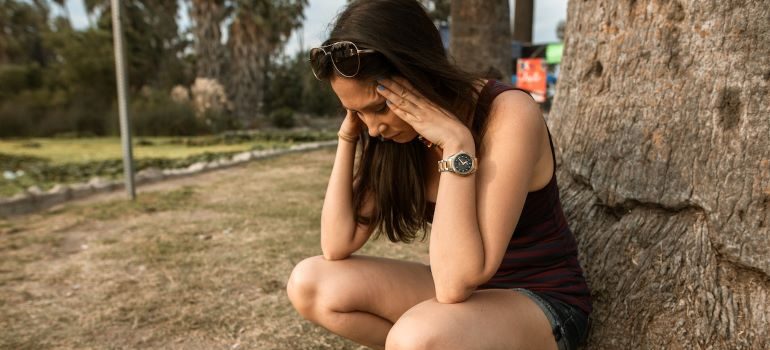 una mujer haciendo hincapié en el parque