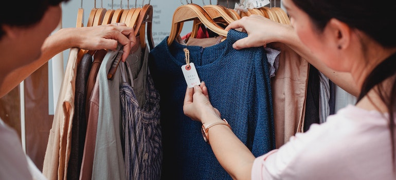 la gente en la tienda de mirar ropa