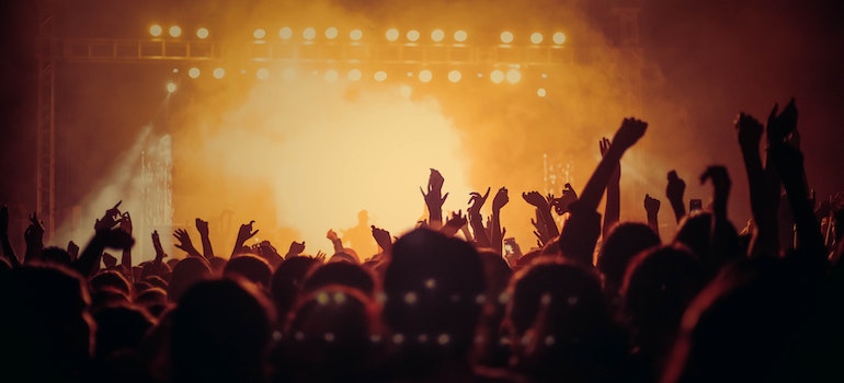 La gente bailando durante un festival de música de rendimiento