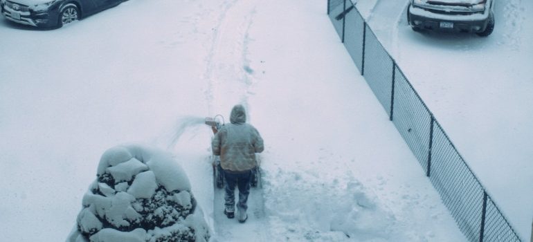 un hombre de la limpieza de su casa después de mudarse a un clima más frío