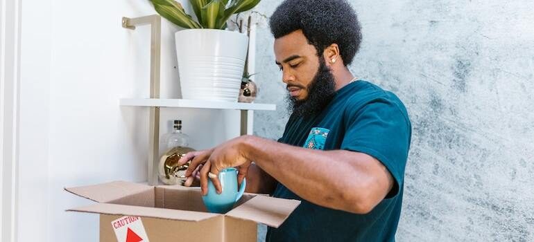 One of the long distance movers Florida packing up cups