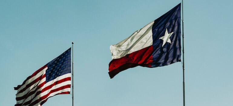 El Norteamericano y el Tejano bandera en el viento 