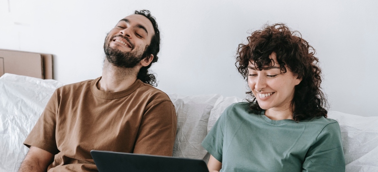 feliz coupe eligiendo entre apartamento vs casa