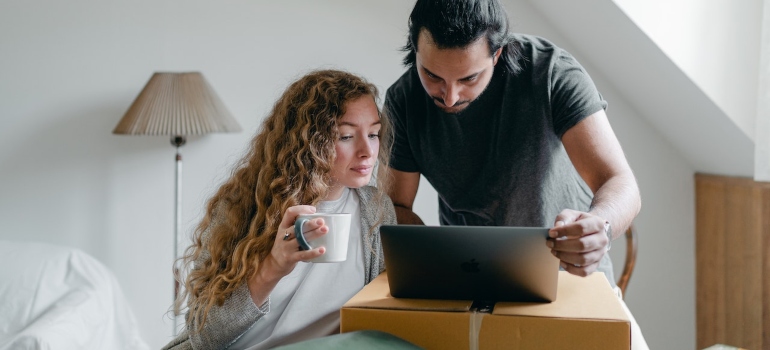 Una pareja en busca de mejor TX ciudades para iniciar su post-carrera de la universidad